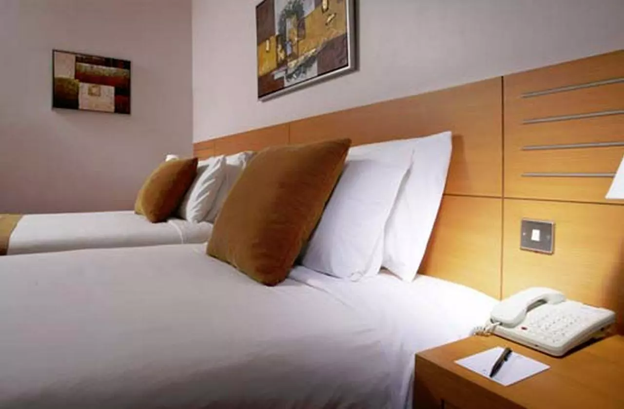 METROPOLITAN_EDIT (4).jpg